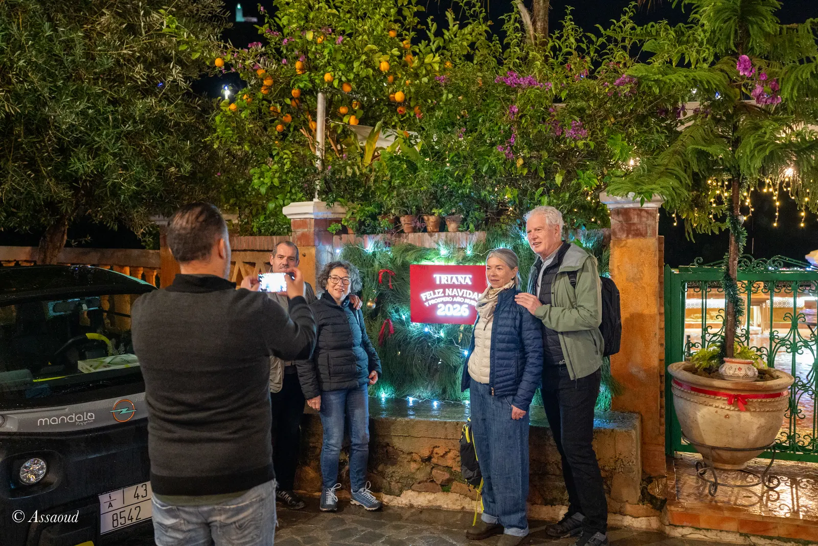 Comensales celebrando en Triana durante la Nochevieja en Chefchaouen