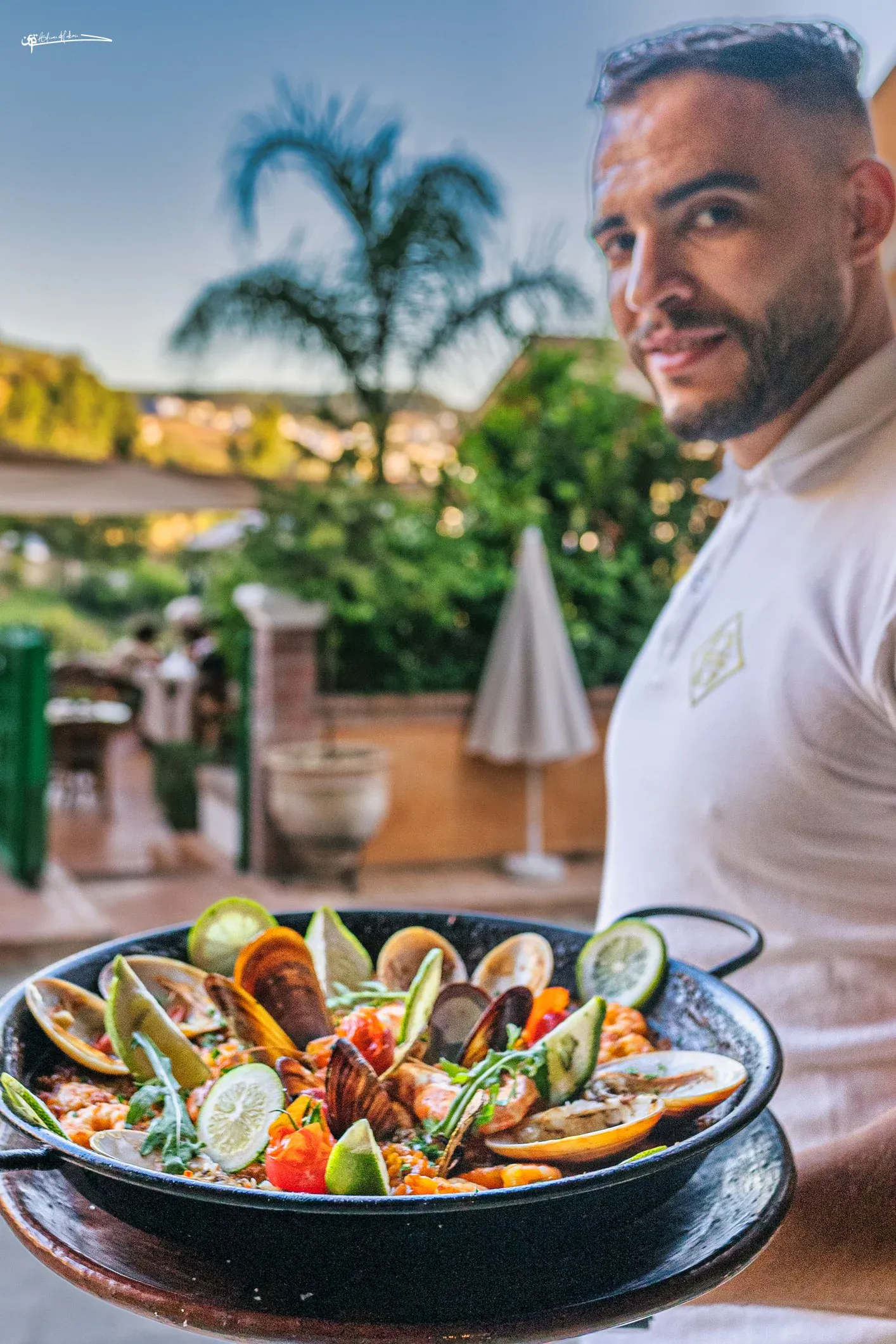 Cocktail en preparation au rooftop bar de Triana a Chefchaouen